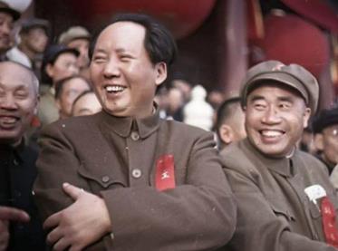 毛泽东走了？不，毛泽东还在！他就是我们，我们就是他！