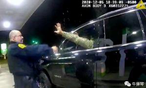 这是美国现在最热的话题，美国军官被美国警察揍了！