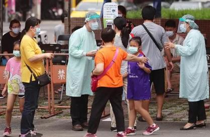岛内人心惶惶，我们连线了一名台湾青年！他提了个意外建议！