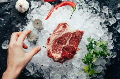 不吃肉的人骨折风险“飙升”！这6个时期最该吃点肉！