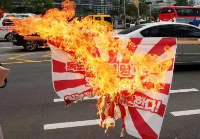 我们的这两个重量级邻国，又激烈干上架了！