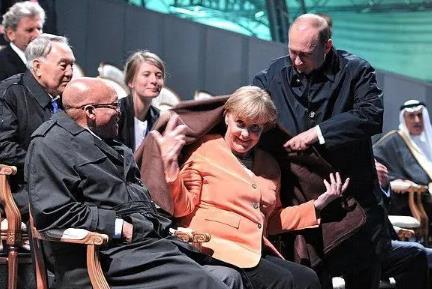 默克尔被欺负，不敢吱声！她有3大顾忌！