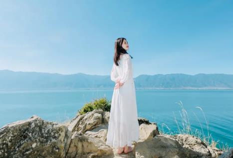 一半烟火以谋生，一半诗意以谋爱！