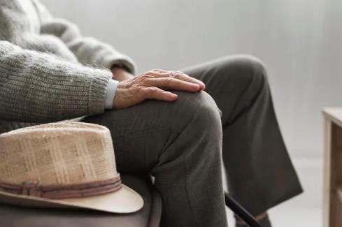 为什么上了年纪身上有“老人味”？一个实验闻体味辨年龄！