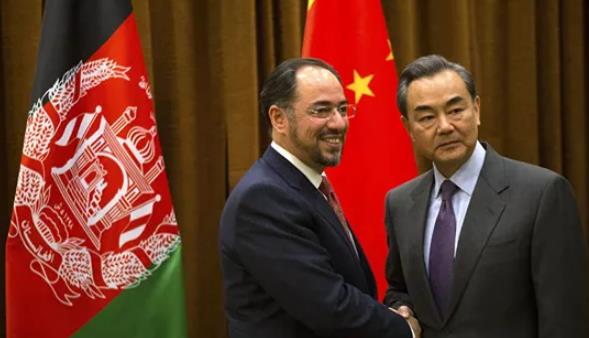 西方都跑了，中国在阿富汗该怎么办？