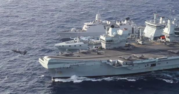 一路自吹自擂，英国航母就这样离开了南海！