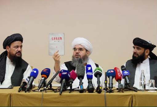 手持毛选的塔利班！