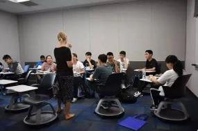 大规模逼退中国留学生，美国有人一再欺负小孩子，这叫什么本事？