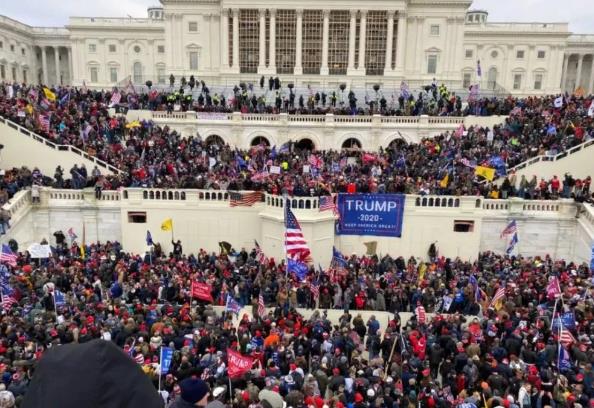 特朗普军师班农被清算，美国正酝酿下一次骚乱！