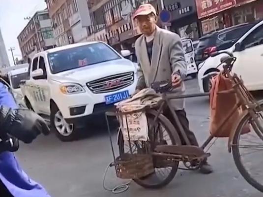 老人的甘蔗被抢背后，其实还有更深的原因！
