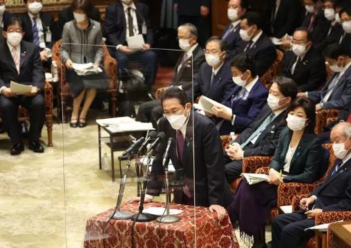 内斗开始？岸田质疑安倍经济注水！