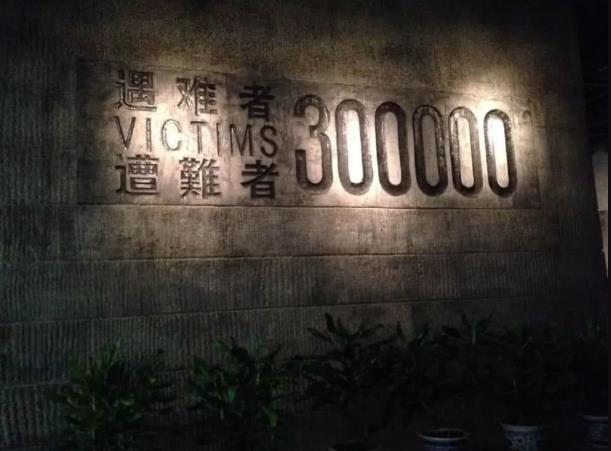 否定南京大屠杀的女教师，应该去坐牢！