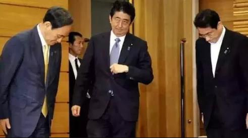 日本政坛上演宫斗大戏，安倍要还魂了？