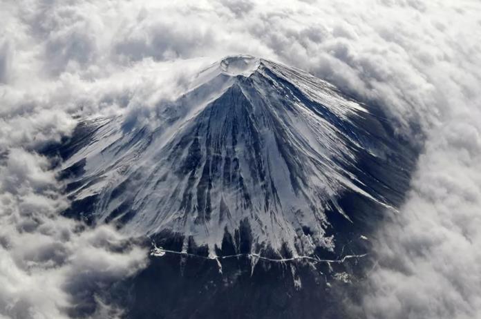 汤加火山喷发，日本人又双叒叕慌富士山了！