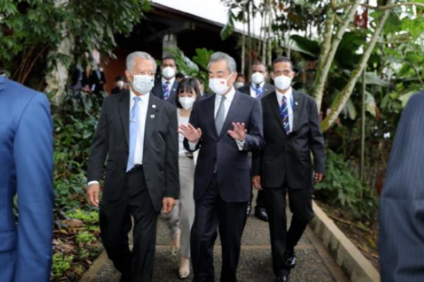 拜登刚炒完“印太”，中国就大手笔破局了！