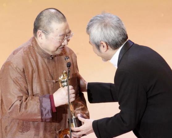 倪匡去世引发的争论，本质问题是什么？