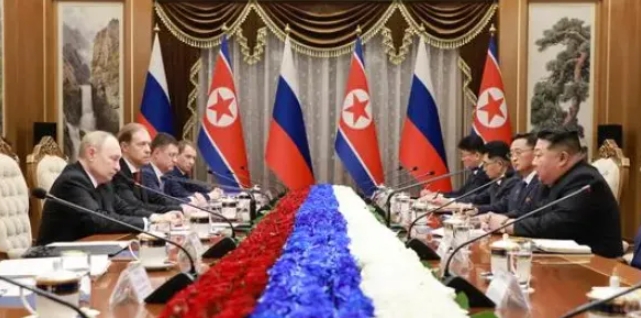 当俄罗斯和朝鲜坐上了同一辆车，美国的餐桌就再也稳不住了！