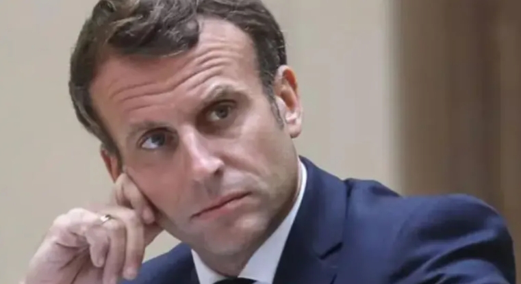 马克龙瘸了，拄拐杖还是坐轮椅？