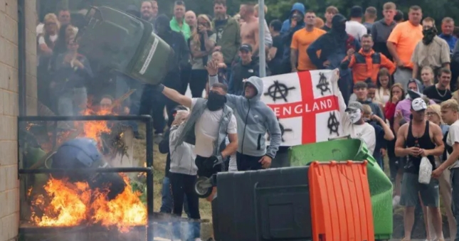 英国全面暴乱！复仇者和掘墓人来了！