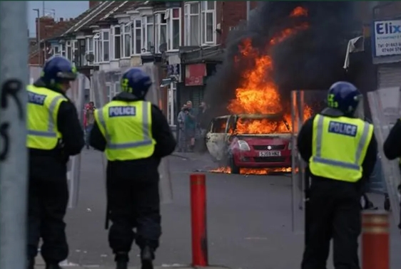 首相和市长没有爱过人民！