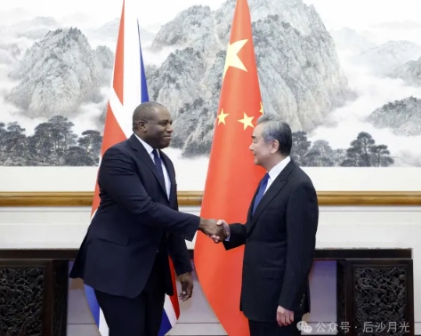 在中国面前硬撑五年，终于撑不下去了！