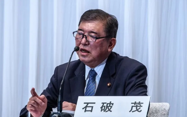 日本政坛变天，石破茂刚上任就遭“痛击”，谁在使绊子？