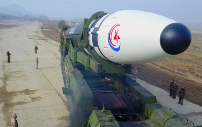 朝鲜再射洲际导弹，擦着日本坠落，美国本土也不安全！