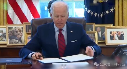 2大迹象显示，美国在加速衰落！