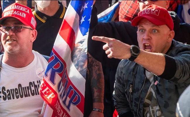 马斯克和红脖子翻了脸，美国国内要起内讧了！