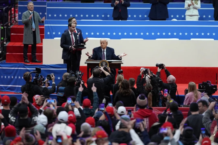 特朗普2.0时代来了，华丽的繁文缛节难掩帝国衰落之殇！