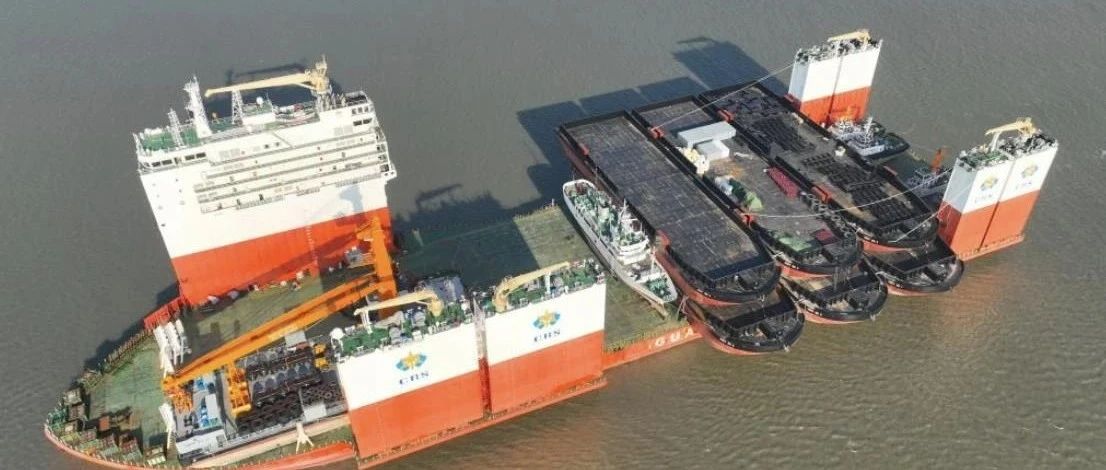 一手持剑 一手赠花！