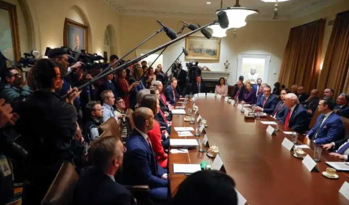 特朗普饥不择食！