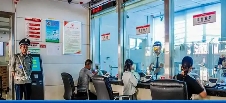 银行，在拼命放贷…