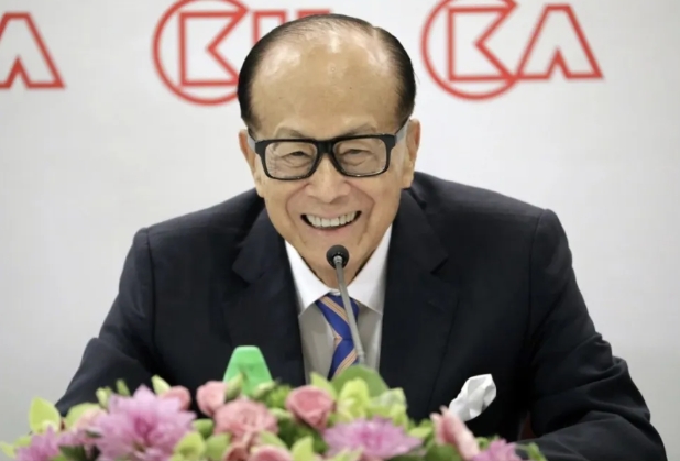 李嘉诚怎么怂了？