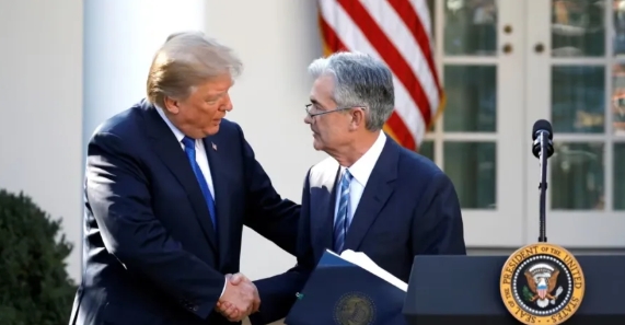 特朗普割席鲍威尔！