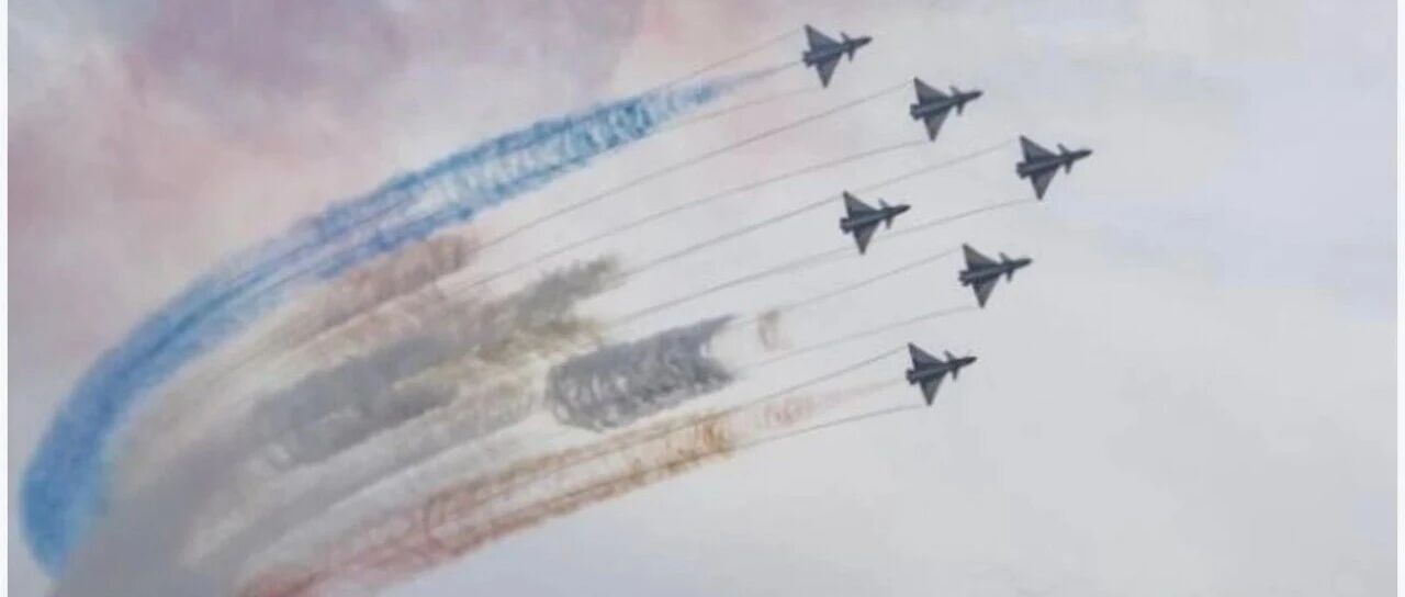 谁持彩练当空舞！