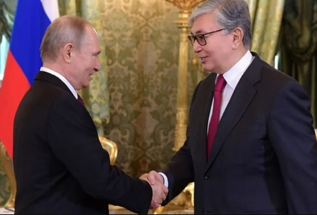 哈萨克斯坦，正成为著名端水大师！