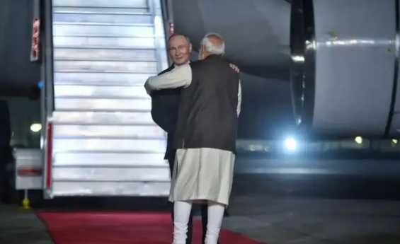 日子刚舒坦点，大帝就去拥抱莫迪！