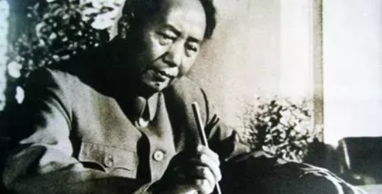 时代巨擘，不朽丰碑：缅怀伟大领袖毛泽东！