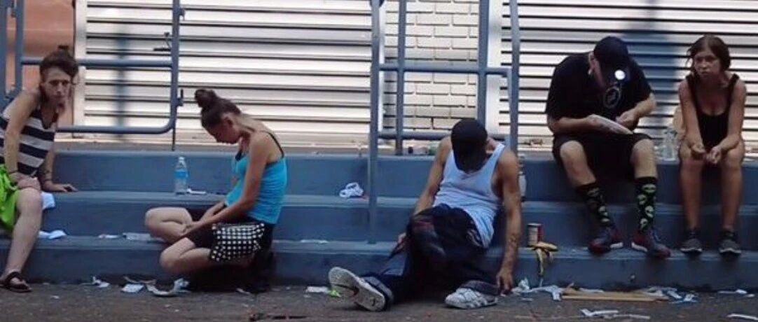 霸权更年期，美国先疯为敬！