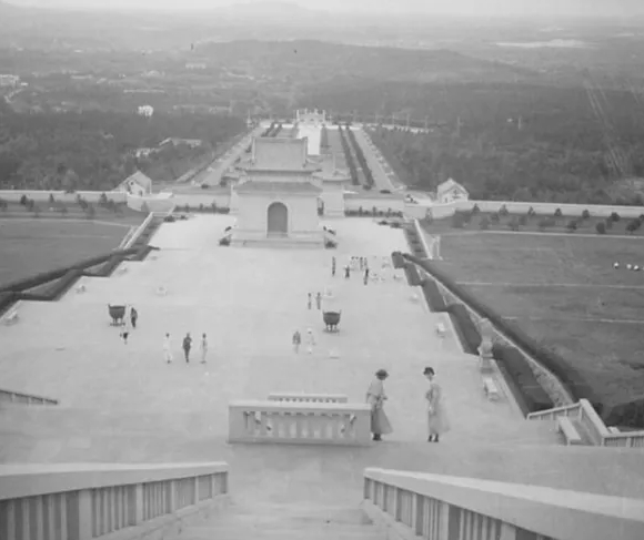 孙中山和朱元璋谁地位高？