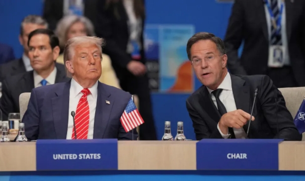 用力讨好特朗普的他，是如何成为“欧奸”的？