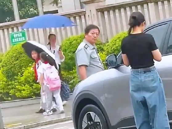 女子脚踹保安被回扇，很正常，能上热搜不正常！